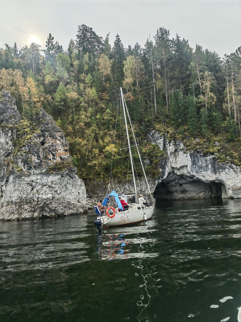 Скальные берега Красноярского моря у Мамонтовой пещеры