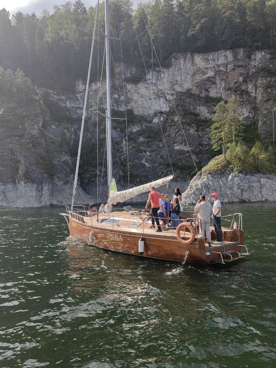 Красноярское море для прогулок на яхте и сценариев на воде