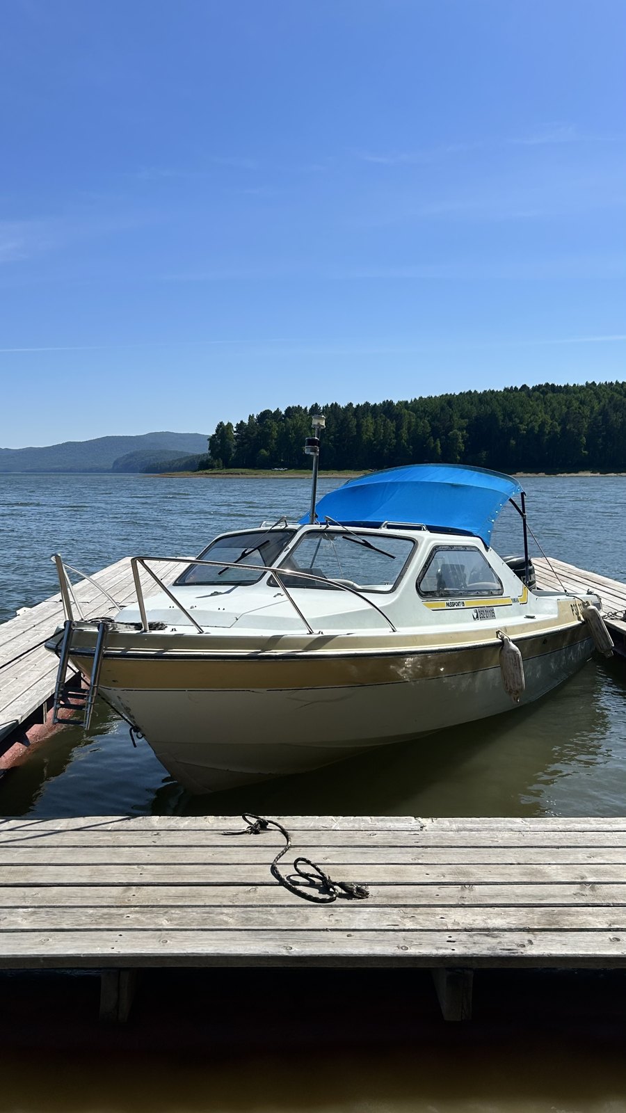 Катер Альбатрос на воде