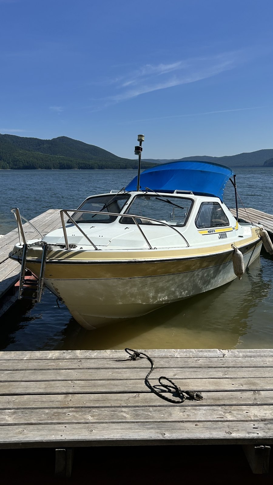 Белый катер на Красноярском море